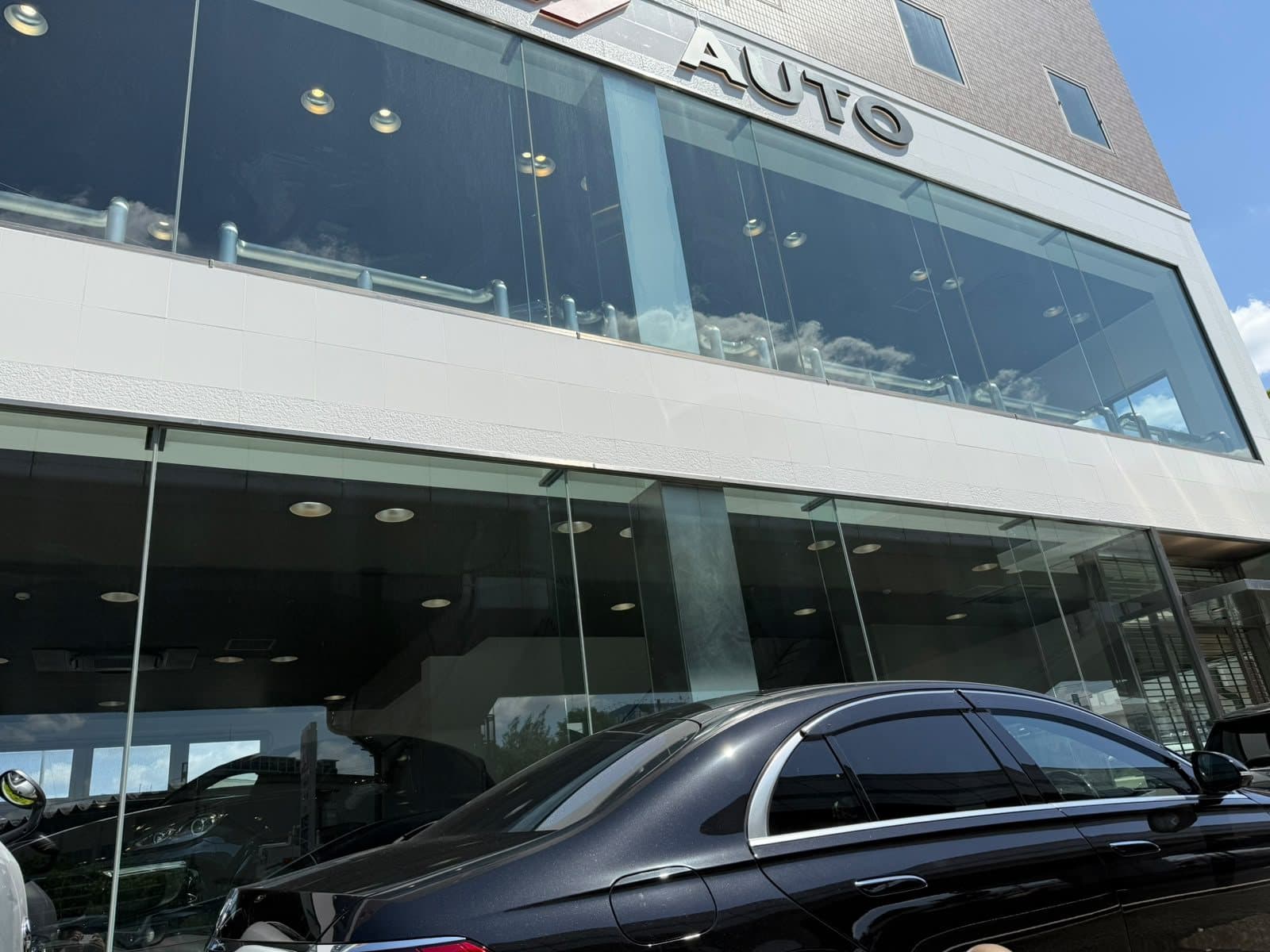 高級輸入車が並ぶ大阪府豊中市のF1AUTO店舗外観