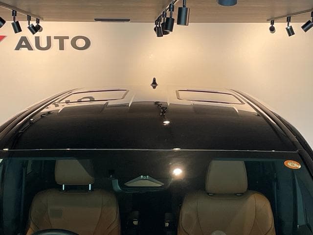 Toyota Vellfire Hybrid Z Premier Goo-net stock photo 15