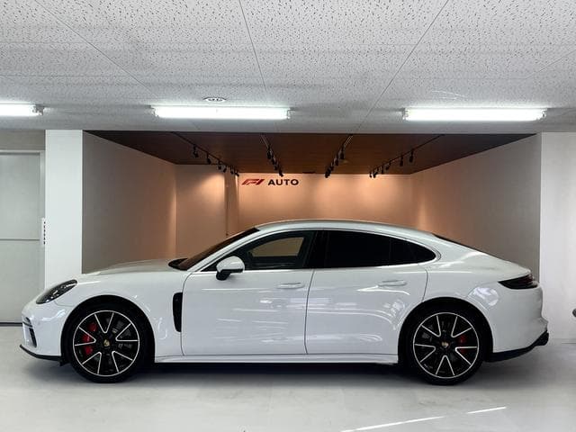 Porsche Panamera Turbo Goo-net stock photo 12