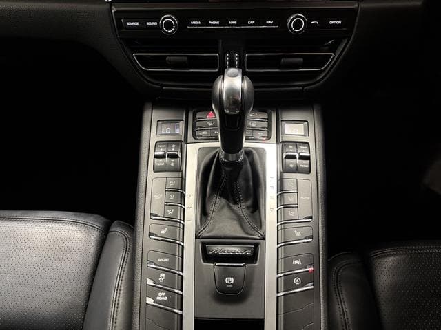 Porsche Macan Goo-net stock photo 11