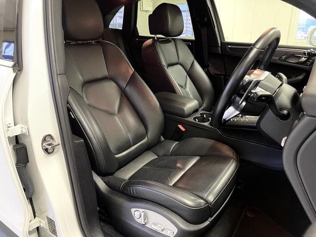 Porsche Macan Goo-net stock photo 13