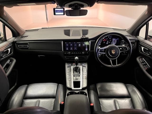 Porsche Macan Goo-net stock photo 15