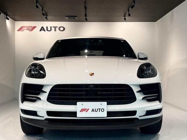 Porsche Macan Goo-net stock photo 24