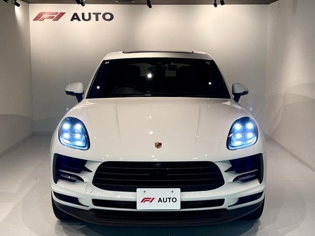 Porsche Macan Goo-net stock photo 25