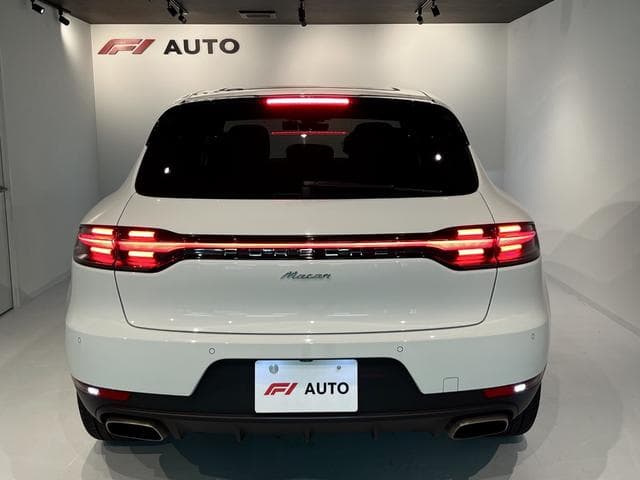 Porsche Macan Goo-net stock photo 32