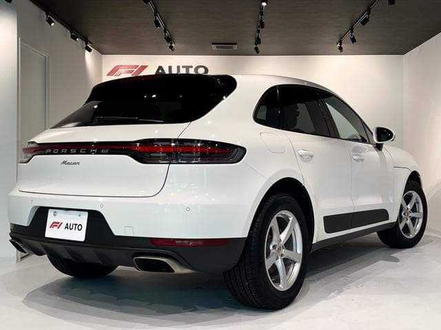 Porsche Macan Goo-net stock photo 34