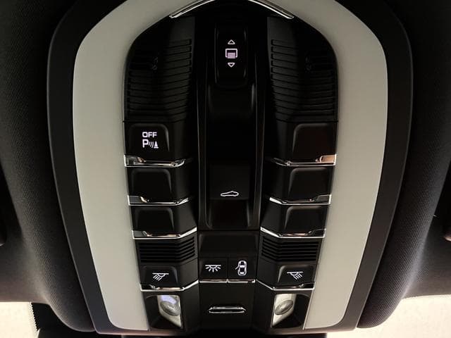 Porsche Macan Goo-net stock photo 43