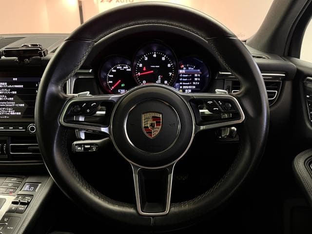 Porsche Macan Goo-net stock photo 53