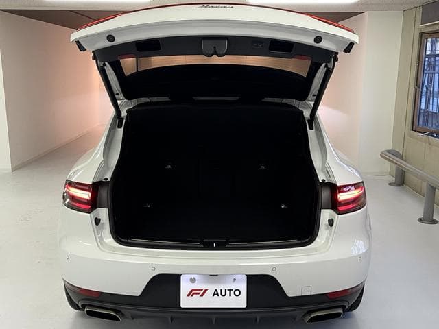 Porsche Macan Goo-net stock photo 62
